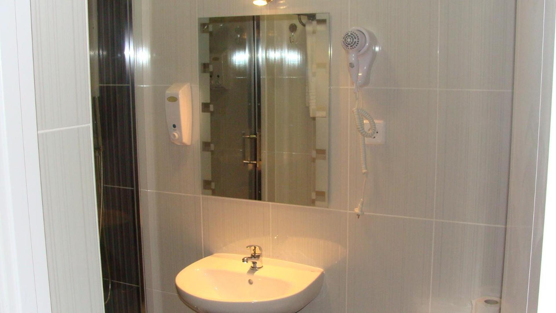 Hostal Jq Madrid 1 Екстериор снимка